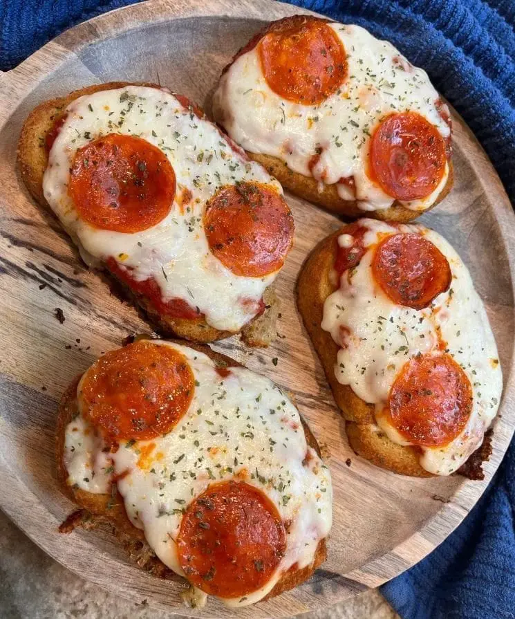 plated Texas toast pizza