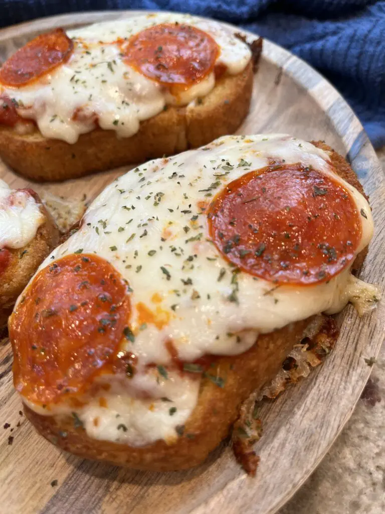 texas toast pizza plated