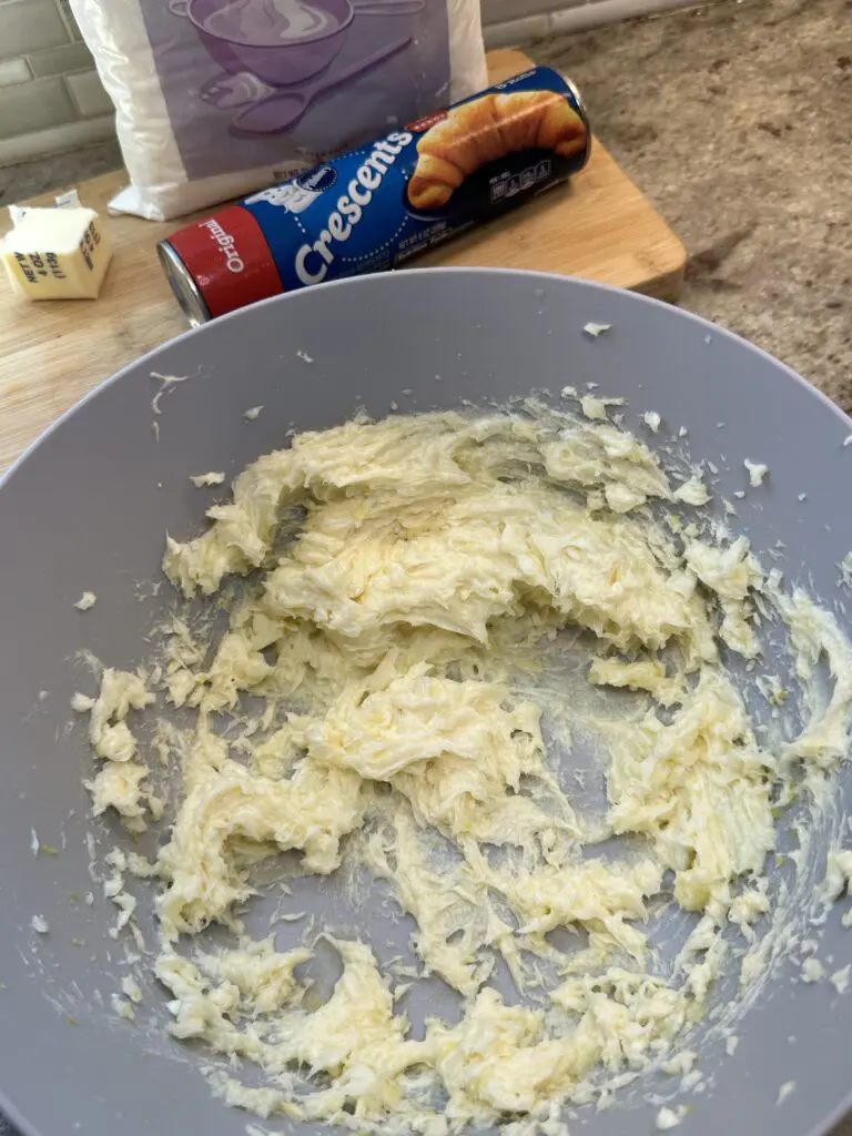 mixed cheesecake ingredients
