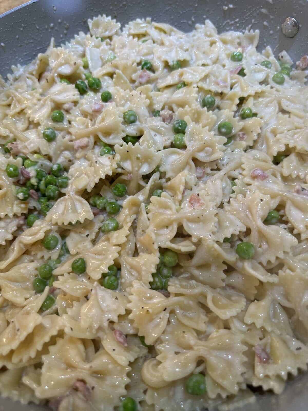 finished dish of pancetta and peas