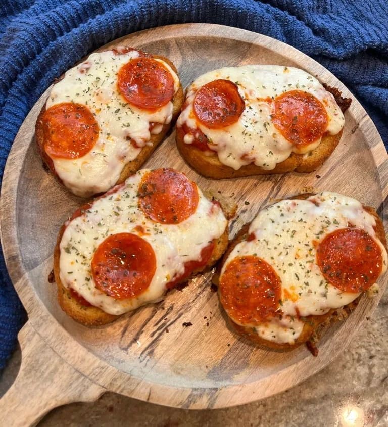 texas toast pizza plated
