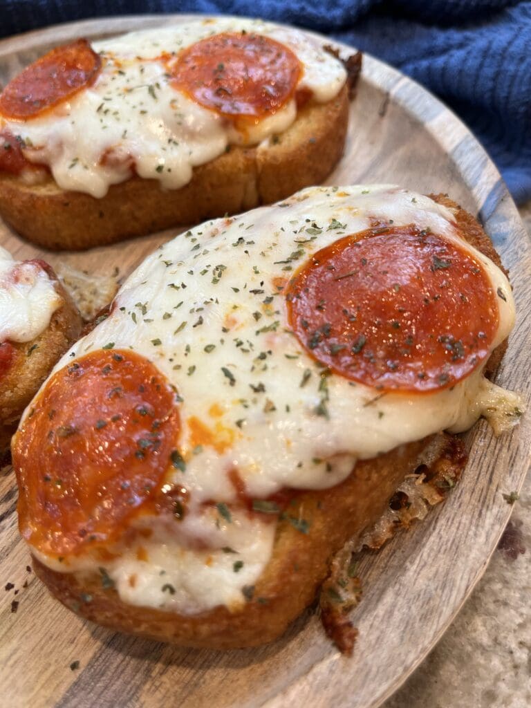 texas toast pizza plated
