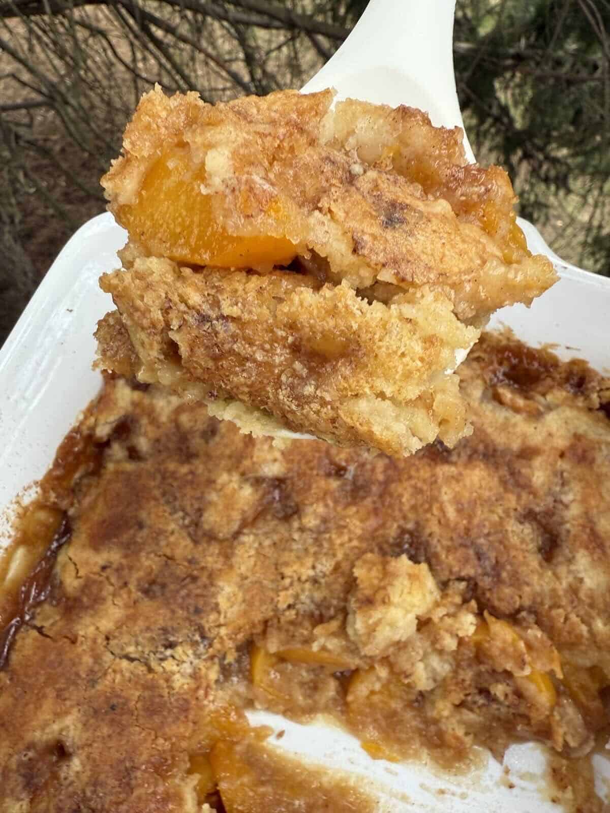 finished peach cobbler dump cake
